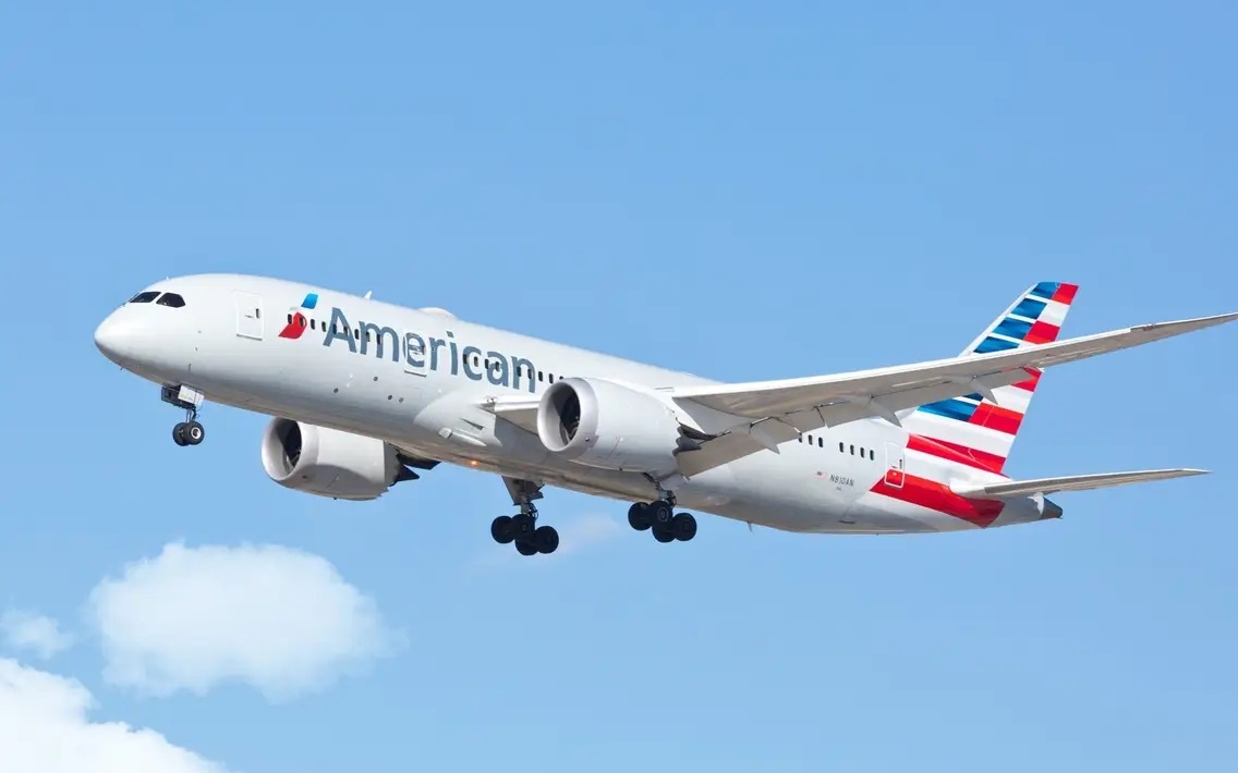 Một hành khách đột nhập vào buồng lái của máy bay American Airlines